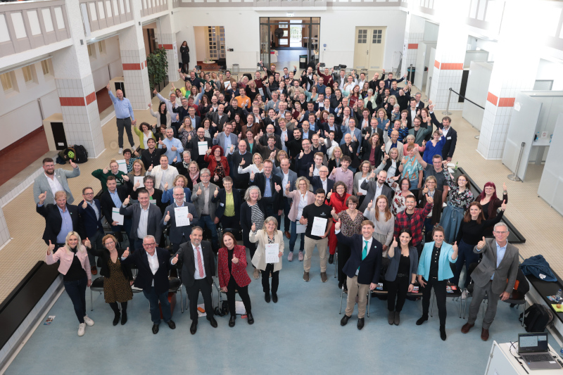 Quelle: (c) Frank Eppler.  Auf den Fotos sind zu sehen: Stefan Küpper, Südwestmetall; Staatssekretärin Sandra Boser, KM; Staatssekretär a.D. Thomas Sattelberger, MINT Zukunft; Juliane Meister, Wissensfabrik für Deutschland; Stefan Ginthum, Christiani; Dr. Diana Knodel, Fobizz; Benjamin Scherl, Zoom.